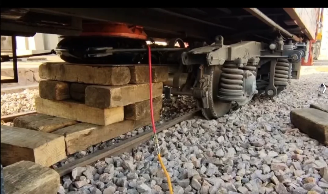 Lifting air bag used for railway wagon rerailing rescue